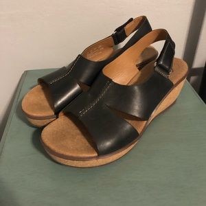 Clarks Rosemund Dune Wedge Sandal in Black